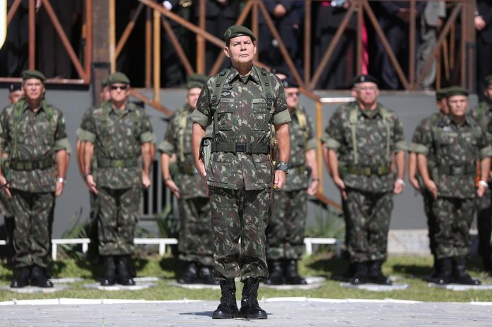  

PORTO ALEGRE , RS , BRASIL , 28-04-2014-Comando Militar do Sul troca de comando nesta segunda-feira, 11h. Sai o general de Exército Carlos Bolivar Goellner para o General de Exército Antônio Hamilton Martins Mourão, que exercia o cargo de Vice-Chefe do Departamento de Educação e Cultura do Exército, no Rio de Janeiro.   (FOTO : DIEGO VARA / AGENCIA RBS )