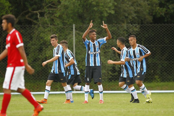 Grêmio goleia Internacional e tem vantagem para jogo de volta da