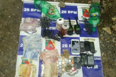 Ação da Brigada Militar apreende miguelitos e explosivos em casa no Beco 15, na Vila Anair, em Cachoeirinha.