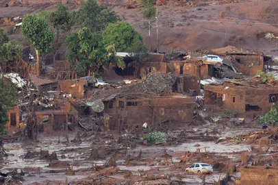 Duas barragens ¿ Fundão e Santarém ¿ da mineradora Samarco se romperam na tarde desta quinta-feira em Mariana, município localizado a 100 quilômetros de Belo Horizonte, na região central de Minas Gerais. 