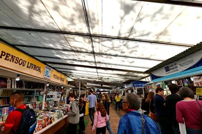  Porto Alegre, RS. Ambiental da feira do livro na manhâ de sábado. Foto Júlio Cordeiro. Ag RBS. 07/11/2015