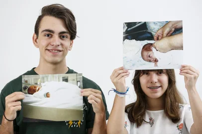  PORTO ALEGRE, RS, BRASIL, 16-11-2015: Frederico Paganin Gonçalves, 15 anos, e Beatriz Paganin Gonçalves, 12, com foto de quando eram bebês prematuros. Nesta terça-feira (17), celebra-se o Dia Mundial da Prematuridade. (Foto: Mateus Bruxel / Agência RBS)Indexador: Mateus_Bruxel