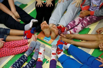  PORTO ALEGRE, RS, BRASIL 17/11/2015 - A Escola de Educação Infantil João e Maria tem várias atividades complementares já dentro do currículo normal (música, inglês e educação física), mas a Oficina do Movimento ainda é extracurricular. O Conselho Municipal de Educação publicou uma resolução que determina que, até 2016, as creches particulares e públicas não poderão mais oferecer atividades extracurriculares cobradas à parte (elas deverão ser incluídas no currículo ou extintas). (FOTO: CARLOS MACEDO, AGÊNCIA RBS).