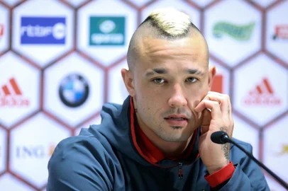  Belgiums midfielder Radja Nainggolan looks on during a press conference on November 12, 2015 in Brussels on the eve of a friendly football match between Belgium and Italy. AFP PHOTO / BELGA PHOTO / BRUNO FAHY==BELGIUM OUT==Editoria: SPOLocal: BrusselsIndexador: BRUNO FAHYSecao: soccerFonte: BELGAFotógrafo: STR