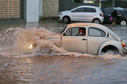 PORTO ALEGRE - BRASIL - Alagamento na Av. Érico Verissimo.(FOTO: LAURO ALVES)
