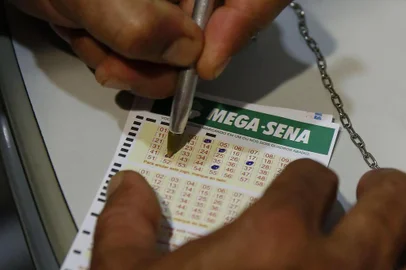  

PORTO ALEGRE, RS, BRASIL, 20-11-2015: Mega Sena acumulada em R$ 170 milhões. (Foto: Mateus Bruxel / Agência RBS)