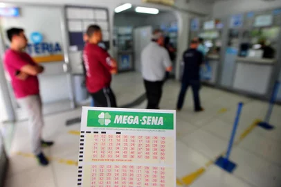  SANTA MARIA , RS , BRASIL , 23/11/2015Mega Sena vai pagar o prêmio de 200 milhões para o ganador. FOTO JEAN PIMENTEL / AGÊNCIA RBS, GERAL