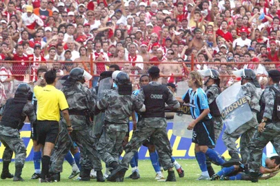 Náutico x Grêmio - campeonato brasileiro da Série B, confusão entre os jogadores do Grêmio com o juiz Djalma Beltrami, por causa da marcação do segundo pênalti marcado contra a equipe gáucha#PÁGINA:05067A -  RECIFE , 26/11/05 , Campeonato Brasileiro / Grêmio X Nautico - Lance do jogo entre o Grêmio X Nautico pelo Campeonato Brasileiro da serie B no Estádio dos Aflitos em Recife .Foto: Hans von Manteuffel / Agência O Globo Fonte: AG Fotógrafo: Hans Von Manteuffe