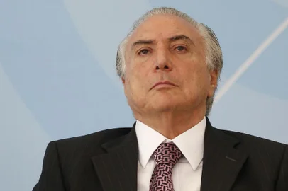 TEMER EM CERIMÔNIA NO PLANALTODF - DILMA/RADIODIFUSÃO - POLÍTICA - O vice-presidente Michel Temer durante   cerimônia de assinatura de portaria que estabelece os   critérios de adaptação de outorgas das empresas de   radiodifusão, incluindo os valores para mudança de faixa do   AM para FM, no Palácio do Planalto, em   Brasília.    24/11/2015 - Foto: DIDA SAMPAIO/ESTADÃO CONTEÚDOEditoria: POLÍTICALocal: BRASÍLIAIndexador: DIDA SAMPAIOFotógrafo: ESTADÃO CONTEÚDO