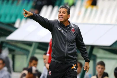 CURITIBA, PR - 06.12.2015 - CORITIBA X VASCO - O técnico Jorginho do Vasco durante a partida entre Coritiba e Vasco válida pela 38ª rodada do Campeonato Brasileiro, no estádio Couto Pereira. (Foto: Rodolfo Buhrer/La Imagem/Fotoarena/Lancepress!)