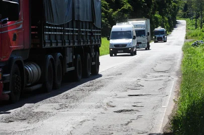  Bento Gonçalves, RS, Brasil (25/11/2015). Serra Imobilizada: os problemas da BR-470, que não é duplicada, o asfalto está se deteriorando em diversos pontos e há dezenas de buracos. A reportagem percorreu o trecho de Carlos Barbosa a Vila Flores, passando por Bento Gonçalves e Nova Prata. NA FOTO,  trecho da BR-470,  Bento Gonçalves, nas imediações da     (Roni Rigon/Pioneiro)