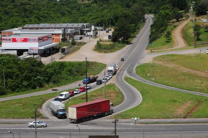  

Serra Gaúcha, RS, Brasil . Serra Imobilizada: os problemas da BR-470,que não é duplicada, o asfalto está se deteriorando em diversos pontos e há dezenas de buracos. A reportagem percorreu o trecho de Carlos Barbosa a Vila Flores, ando por Bento Gonçalves e Nova Prata.  NA FOTO, trecho da rótula da Telasul, que converge o trânsito entre Bento (E), Garibaldi (D) e Farroupilha (pista do centro, RSC 453)  (Roni Rigon/Pioneiro)