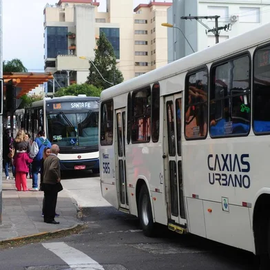  CAXIAS DO SUL, RS, BRASIL  (15/05/2015) Parada da Visate. Página do Ciro 2015.  Na foto, parada da Visate na rua Bento Gonçalves, esquina Marechal Floriano. (Roni Rigon/Pioneiro)
