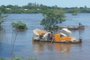 Moradores de Quaraí retiram mobília de suas casas por barco devido a cheia do Rio Uruguai