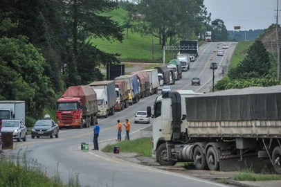  RIO NEGRINHO , SC, BRASIL, 09-11-2015: Greve dos caminhoneiros acontece no trevo das rodovias SC-418 e BR-280 em Rio Negrinho. (Foto: Rodrigo Philipps / Agencia RBS , GERAL)