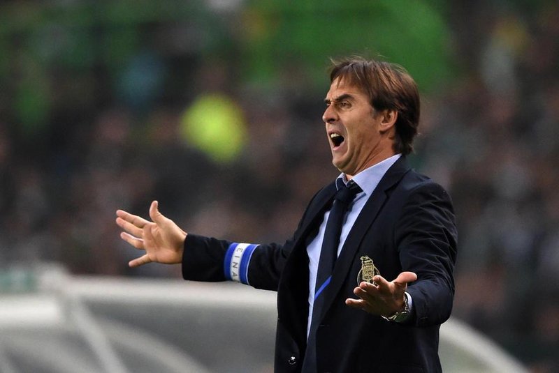 Porto's Spanish coach Julen Lopetegui gestures from the sideline during the Portuguese League football match Sporting CP vs FC Porto at Alvalade stadium in Lisbon on January 2, 2016.   AFP PHOTO/ FRANCISCO LEONG / AFP / FRANCISCO LEONG