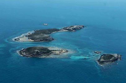 O secretário estadual do Meio Ambiente, Eugênio Spengler, junto com a equipe técnica de monitoramento do Inema, sobrevoou por mais de três horas na manhã desta sexta-feira (8), toda a costa do Extremo Sul da Bahia, incluindo o Parque Nacional de Abrolhos, e não identificou nenhum tipo de sedimento visível característico do acidente ambiental em Mariana (MG). A água será coletada em alguns pontos para análise.