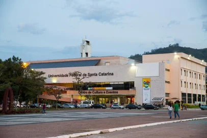  FLORIANÓPOLIS, SC, BRASIL, 22-06-2015 - Falta de segurança na UFSC + fotos gerais do campus + limpeza.