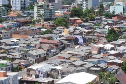  CAXIAS DO SUL, RS, BRASIL (20/01/2016) Ocupação irregular do Loteamento 1º de Maio. Reportagem verifica situação do processo judicial que obriga a prefeitura pagar indenização milionária  aos proprietários da família Magnabosco. Na foto, vistá aerea do Loteamento 1º de Maio. (Roni Rigon/Pioneiro)