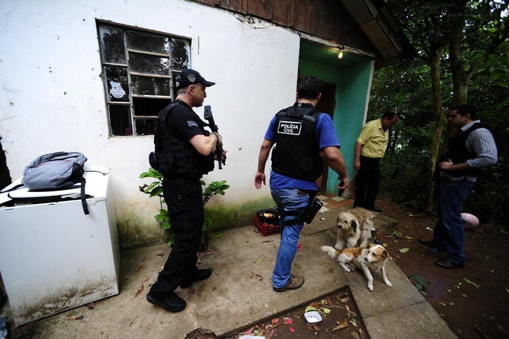 Polícia recupera casas invadidas por traficantes na Vila Cruzeiro, em