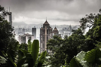 FRUGAL-KUGEL-LSPR-090115A birdâs-eye view of the city from the paved trail leading to the Peak from Lugard Road in Hong Kong, August, 2015. Skip the Michelin-starred restaurant and the guided tour. Opt for a map and a good pair of walking shoes to take in Hong Kong without all the expense. (Tim Martin/The New York Times)Editoria: tLocal: HONG KONGIndexador: TIM MARTINFonte: NYTNSFotógrafo: STR