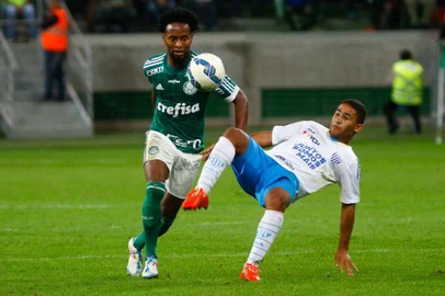 PALMEIRAS E AVAÍ

SP - BRASILEIRÃO/PALMEIRAS E AVAÍ - ESPORTES - O jogador Zé Roberto do Palmeiras durante partida entre Palmeiras x Avaí, válida pela Série A do Campeonato Brasileiro 2015, no estádio Arena Palmeiras em São Paulo, SP, nesta quarta-feira (8). 08/07/2015 - Foto: LEONARDO BENASSATTO/FUTURA PRESS/FUTURA PRESS/ESTADÃO CONTEÚDO

Editoria: ESPORTES
Local: SÃO PAULO
Indexador: LEONARDO BENASSATTO
Fotógrafo: FUTURA PRESS