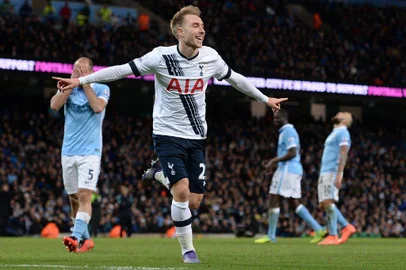  Tottenham Hotspurs Danish midfielder Christian Eriksen celebrates scoring his teams second goal during the English Premier League football match between Manchester City and Tottenham Hotspur at the Etihad. OLI SCARFF / AFPEditoria: SPOLocal: ManchesterIndexador: OLI SCARFFSecao: soccerFonte: AFPFotógrafo: STR