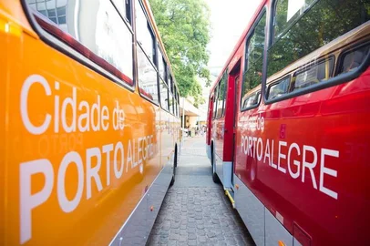  Frota de ônibus renovada foi apresentada na manhã desta sexta, no Largo Glênio Peres