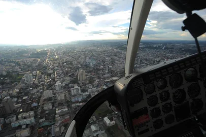  CAXIAS DO SUL, RS, BRASIL 26/02/2016um helicóptero realiza, a partir dos Pavilhões, voos panorâmicos sobre o Parque de Eventos e por alguns pontos da cidade, como a Praça Dante Alighieri. (Felipe Nyland/Agência RBS)