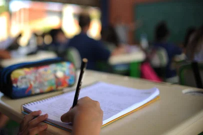  CAXIAS DO SUL, RS, BRASIL, 01/03/2016. Escola Estadual de Ensino Fundamental José Venzon Eberle está no escuro por problemas na rede elétrica que existem há mais de um ano. A professora Olga Lovato, 34 anos, há 4 professora, teve que levar a turma de quinto ano, a T51, com 29 alunos, para ter aulas na rua por causa do calor e da má iluminação na sala de aula. (Diogo Sallaberry/Agência RBS)