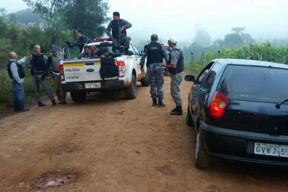 Cinco homens armados invadiram uma casa no interior de Esmeralda, na noite de sexta-feira. Eles fizeram uma família refém durante duas horas e roubaram vários pertences, dinheiro e uma caminhonete. Durante a fuga, próximo ao município de Capão Bonito do Sul, houve confronto com a Brigada Militar de Lagoa Vermelha. Os criminosos abandonaram o veículo e fugiram para um mato. As buscas seguiram durante toda a madrugada até o grupo ser preso na manhã deste sábado.Uma outra pessoa que daria suporte ao grupo também foi presa. Mais cedo, na tarde da sexta, dois desses criminosos roubaram um veículo e dinheiro de uma tenda próximo ao trevo de acesso ao município de Sananduva.