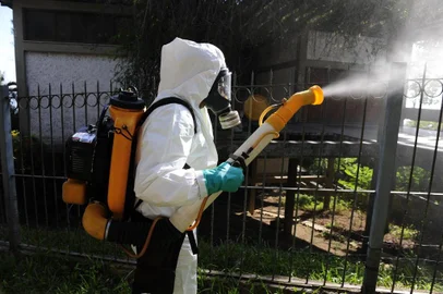 Equipe da secretaria de Saúde da Capital realizam operação de contenção com inseticida para evitar que haja a transmissão da dengue no bairro Assunção, na Zona Sul.