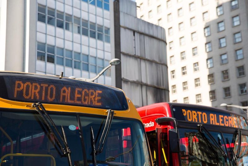  Frota de ônibus renovada foi apresentada na manhã desta sexta, no Largo Glênio Peres