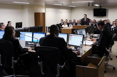  PORTO ALEGRE, RS, BRASIL, 15/03/2016Começou pouco depois das 10h desta terça-feira, o julgamento das apelações das defesas dos réus do caso Rodin, que foram condenados em primeiro grau no processo principal. Ao todo, 20 advogados estão inscritos para apresentar suas alegações durante um tempo máximo de 10 minutos cada.Antes do começo da sessão, que terá pauta única, a 7ª Turma do Tribunal Regional Federal da 4ª Região (TRF4) irá julgar 10 pedidos de habeas corpus, que são demandas de outros casos sem qualquer relação com a Rodin.A expectativa é que, em no máximo 30 minutos, os três magistrados da 7ª Turma, que é especializada em direito criminal, julguem as apelações da sentença de primeiro grau.Conforme apurou o Diário nenhum dos réus se faz presente na seção, apenas os seus advogados de defesa. Há uma possibilidade bem remota de o resultado sair ainda nesta terça-feria.