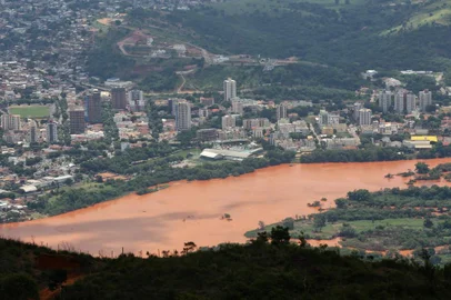  Governador Valadares, MG, Brasil, 06-03-2016. Do alto do pico do Ibitiruna se tem a vista do rio Doce, com suas águas marron, devido ao rompimento da barragem do Fundão, em Mariana,  cortando a cidade de Gov. Valadares/MG. (FOTO: TADEU VILANI/AGÊNCIA RBS)