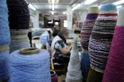  Com a alta do algodão, malharias inovam e não utilizam o produto na sua coleção de inverno. Exemplo disso é a Malharia Friolã, do proprietário Sérgio Tomazzoni.Local: Caxias do SulFonte: Agencia RBS