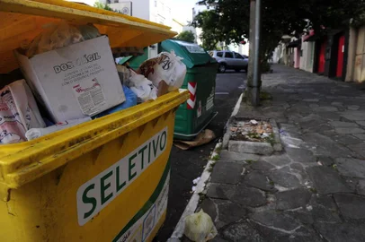  CAXIAS DO SUL, RS, BRASIL, 29/12/2011. A cidade precisa ampliar número de contêineres de coleta de lixo existente nas ruas. A Companhia de Desenvolvimento de Caxias do Sul (Codeca) ite a necessidade e planeja adquirir pelo menos 800 contêineres e novos caminhões em 2012. A intenção é contemplar novos bairros e, a longo prazo, toda a cidade. No entanto, o crescente volume de lixo acumulado pela população já não cabe nos contêineres existentes. No Centro, é comum ver depósitos de lixo seletivo transbordando. Na foto contêiner existente na rua Do Guia Lopes esquina com rua Bento Gonçalves. (Porthus Junior/Pioneiro)