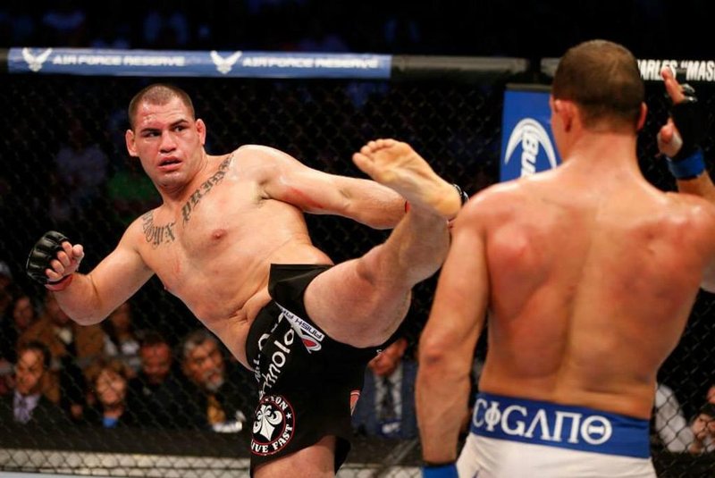  Cain Velásquez vence Júnior Cigano no UFC 166, em Houston, e segue com o cinturão dos pesos pesados do Ultimate Na Guarda MMA