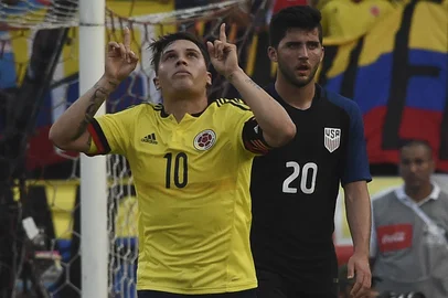 Juan Quintero em ação pela seleção colombiana sub-23 na disputa pela vaga na Olimpíada, contra os EUA