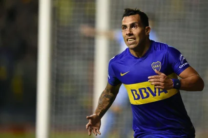 Argentinas Boca Juniors Carlos Tevez celebrates after scoring against Bolivia's Bolivar during their Copa Libertadores group 3 football match at the "Bombonera" stadium in Buenos Aires, Argentina, on April 7, 2016. / AFP PHOTO / EITAN ABRAMOVICH