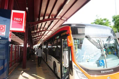  

CAXIAS DO SUL,RS, BRASIL (08/04/2016) Visate e Secretaria de Transportes Simulam  o SIM Caxias para a imprensa.  Na foto, estação de transbordo do Floresta.  (Roni Rigon/Pioneiro)