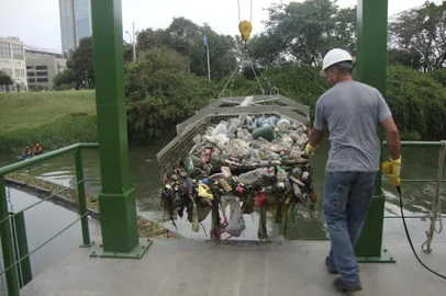 Porto Alegre, RS - 18/04/2016Ecobarreira completa 20 dias de funcionamento no Arroio Dilúvio.Foto: Cibele Carneiro/Divulgação PMPA.