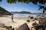  FLORIANÓPOLIS, SC, BRASIL, 20-04-2016 - Programação para o último feriado com calor do ano. Trilha para a Praia do Saquinho, no sul da Ilha de Santa Catarina.