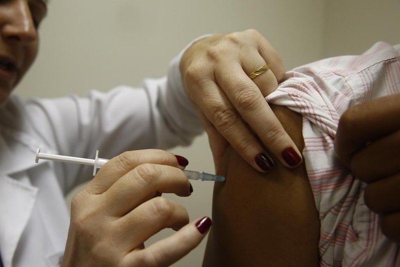  PORTO ALEGRE, RS, BRASIL - 25-04-2016 - Vacinação contra gripe posto de saúde modelo. (FOTO: ADRIANA FRANCIOSI/AGÊNCIA RBS)