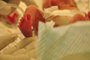  Doi bebês prematuros nasceram com 600 gramas cada, no Hospital de Caridade de Canguçú e tiveram que ficar em uma maternidade improvisada já que a UTI neonatal do hospital está interditada. O pediatra Benhur Batista( de azul) está de plantão ao lado das crianças ha mais de 15 horas.