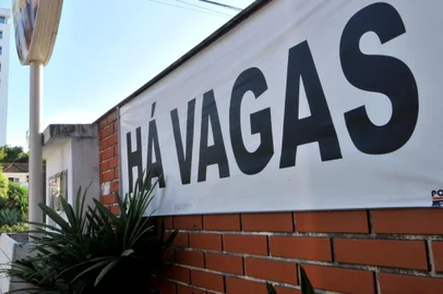  JOINVILLE, SC, BRASIL, 23-01-2014: Vagas de emprego abertas em Joinville. (FOTO MAIARA BERSCH / AGÊNCIA RBS / ECONOMIA)