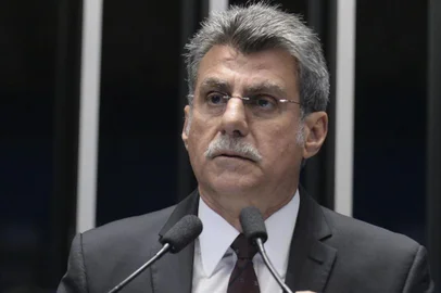 O senador Romero Jucá (PMDB-RR) fez hoje (5) um discurso no plenário do Senado para se apresentar como novo presidente nacional do PMDB. Ele explicou que Michel Temer precisou se afastar da presidência do partido para se preservar, como vice-presidente da República, dos ataques que vem sofrendo relacionados ao processo de impeachment da presidenta Dilma Rousseff.