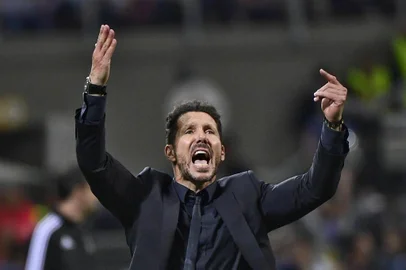 Atlético de Madrid e Real Madrid se enfrentam na final da Liga dos Campeões em Milão. Na foto, o técnico do Atlético de Madrid, Diego Simeone. Atletico Madrid's Argentinian coach Diego Simeone reacts during the UEFA Champions League final football match between Real Madrid and Atletico Madrid at San Siro Stadium in Milan, on May 28, 2016. PIERRE-PHILIPPE MARCOU / AFP