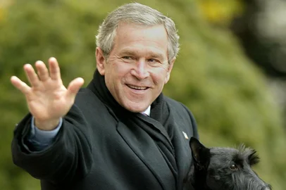  (FILES) Photo dated November 27, 2002 shows then US President George W. Bush holding his dog Barney as he walks out of the White House in Washington. Barney died of lymphoma at the age of 12 on February 1, 2013, according to a statement by the former president.    AFP PHOTO/FILES/Stephen JAFFEEditoria: POLLocal: WashingtonIndexador: STEPHEN JAFFESecao: GovernmentFonte: AFPFotógrafo: STF