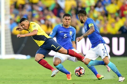 Ecuadors Jefferson Montero(L)vies for the ball with Brazils Casemiro (C) and Brazils Dani Alves (R) during the Copa America Centenario football match in Pasadena, California, United States, on June 4, 2016.  / AFP PHOTO / Frederic J. Brown